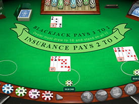 Et blackjackbord med to hænder hvoraf den ene har værdien 17 og den anden værdien 16